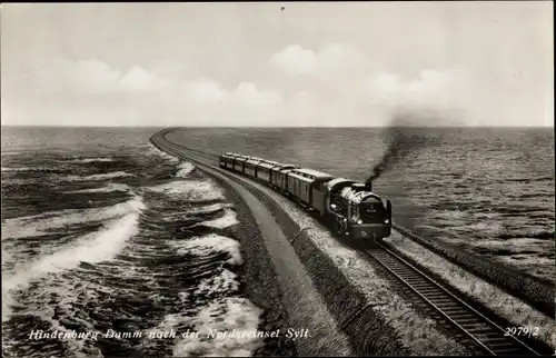 Ak Hindenburg Damm nach der Nordseeinsel Sylt, Dampflokomotive