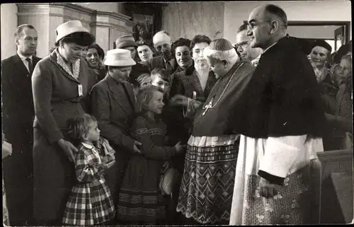 Foto Ak Szene in einer Kirche, Geistliche, Eltern, Kinder