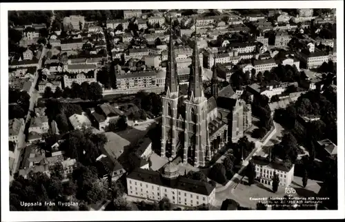 Ak Uppsala Schweden, Fliegeraufnahme der Stadt, Domkirche