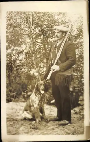 Foto Ak Mann mit Gewehr und Hund, Jäger, Portrait
