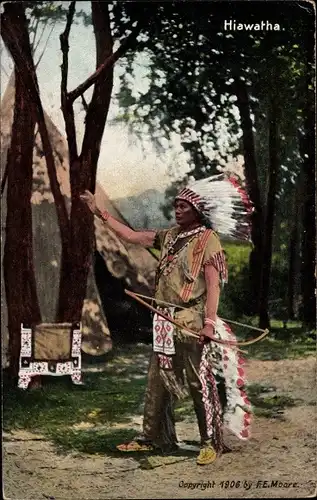 Ak Hiawatha, Indianer mit Federschmuck, Pfeil und Bogen