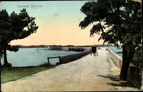 Ak Bermuda, Causeway, Straßenpartie im Ort, Kutsche, Segelboot