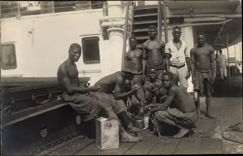 Foto Ak Dunkelhäutige Männer an Deck eines Schiffes, Seeleute