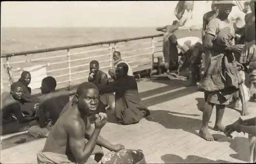 Foto Ak Dunkelhäutige Männer an Deck eines Schiffes, Seeleute