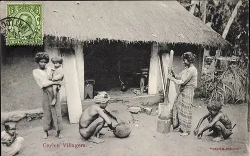 Ak Ceylon Sri Lanka, Villagers, Einwohner vor einer Hütte