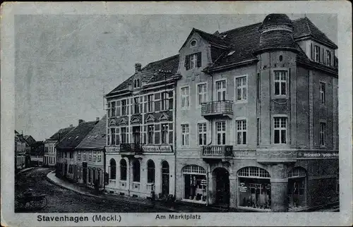 Ak Reuterstadt Stavenhagen in Mecklenburg, Am Marktplatz, Geschäftshaus
