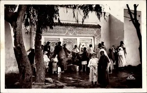 Ak Casablanca Marokko, Derb Sultan, Brunnen, Einheimische, Portrait