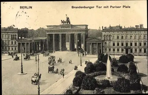 Ak Berlin Mitte, Brandenburger Tor mit Pariser Platz, Kutsche