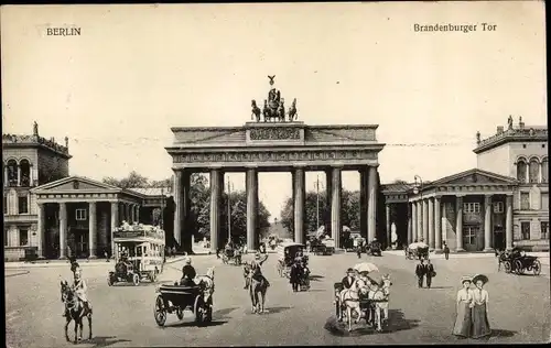 Ak Berlin Mitte, Brandenburger Tor, Kutsche, Passanten