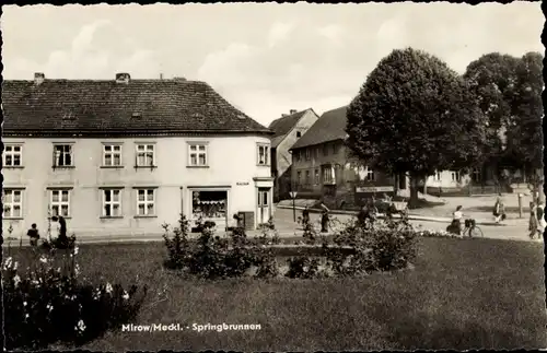 Ak Mirow in Mecklenburg, Springbrunnen, Straßenszene