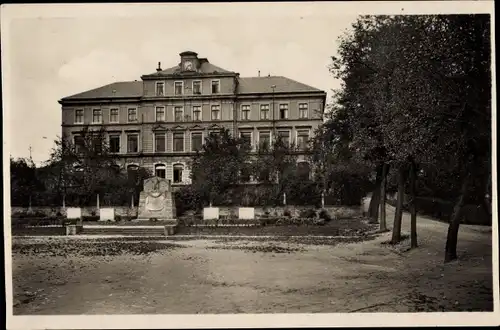 Ak Burkhardtsdorf im Erzgebirge, Blick zur Schule, Denkmal