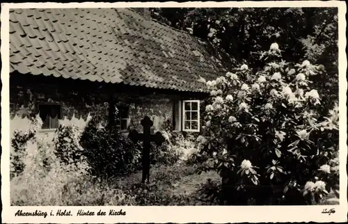 Ak Ahrensburg in Holstein, Hinter der Kirche, Kreuz