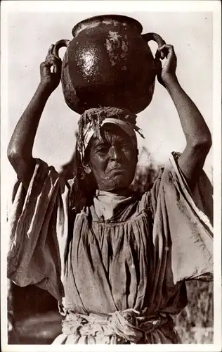 Ak Une chleub porteuse d'eau, Frau mit Wasserkrug, Maghreb