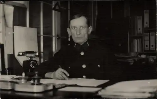 Foto Ak Mann in Uniform am Schreibtisch, Telefon, Bahnbeamter ?