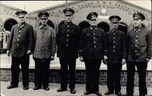 Foto Ak Männer in Uniformen, Straßenbahn im Hintergrund, Straßenbahnfahrer