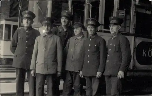 Foto Ak Männer in Uniformen vor einer Straßenbahn, Straßenbahnfahrer