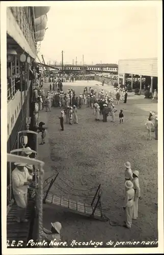 Ak Pointe Noire Republik Kongo, Accostage du premier navire