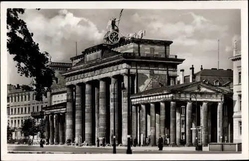 Ak Berlin, Brandenburger Tor, Straßenansicht