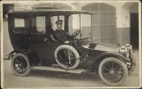 Foto Ak Mann in einem Automobil, Chauffeur