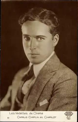 Ak Schauspieler Charlie Chaplin, Portrait im Anzug