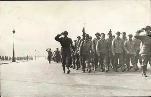 Foto Ak Marschierende französische Soldaten in Uniformen, Siegesparade ?, II WK