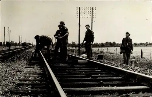 Foto Ak Französische Soldaten auf Bahnschienen, II WK