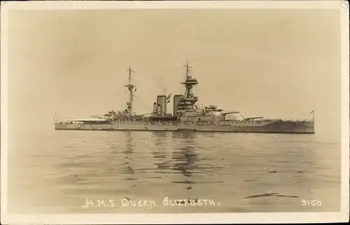 Foto Ak Britisches Kriegsschiff, HMS Queen Elizabeth, Schlachtschiff