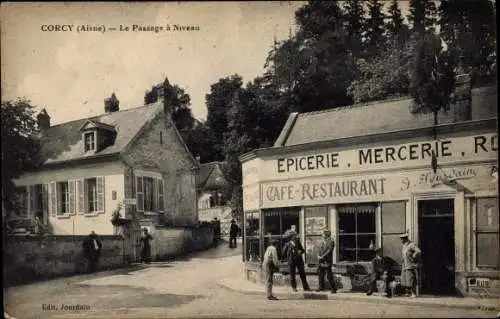 Ak Corcy Aisne, Le Passage a Niveau, Epicere, Mercerie, Cafe-Restaurant