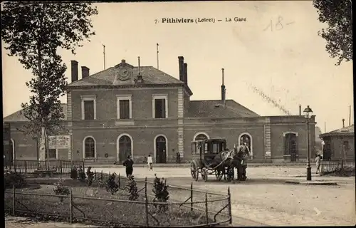 Ak Pithiviers Loiret, La Gare, Kutsche