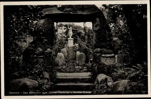 Ak Demmin in Vorpommern, Kettentor zum Ulanendenkmal von Richter Elsner