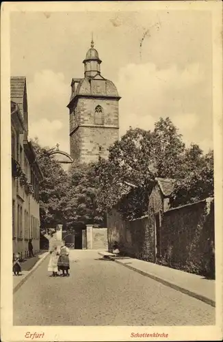 Ak Erfurt in Thüringen, Straßenpartie mit Schottenkirche