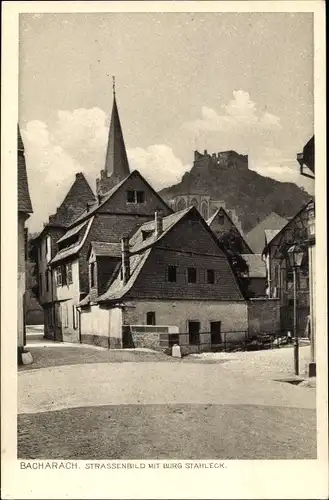 Ak Bacharach am Rhein, Straßenbild mit Burg Stahleck