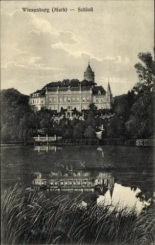 Ak Wiesenburg in der Mark, Schloss, Blick über das Wasser