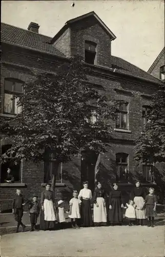 Foto Ak Plettenberg im Sauerland Westfalen, Herscheider Straße, Anwohner