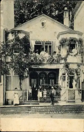 Foto Ak Bad Pyrmont in Niedersachsen, Villa, Bewohner, Balkon