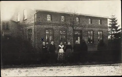 Foto Ak Melby Mehlby Kappeln an der Schlei, Ehepaar Bensin vor ihrem Wohnhaus