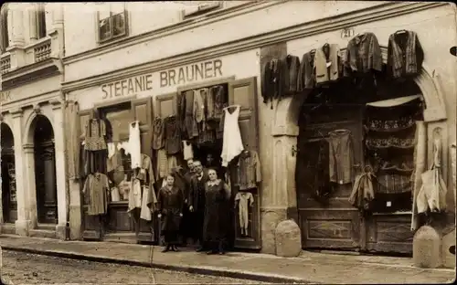 Foto Ak Unbekannter Ort, Modehandlung von Stefanie Brauner 1926