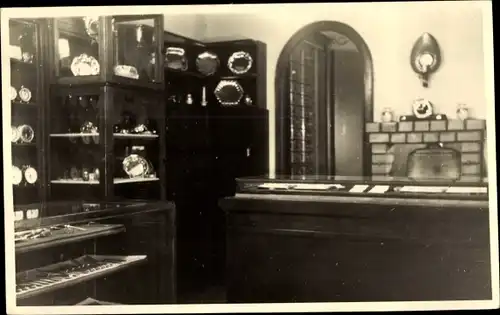 Foto Ak Unbekannter Ort, Uhren und Schmuckhandlung, Innenansicht