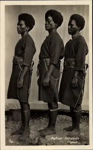 Foto Ak Papua Neuguinea, Native Policeman