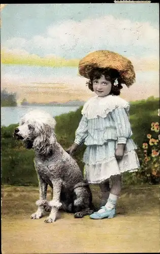 Ak Kleines Mädchen mit Pudel, Hund