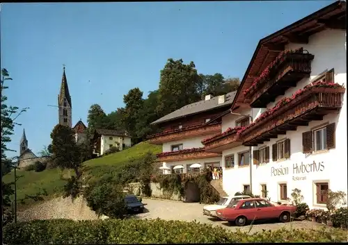 Ak Villanders Villandro Südtirol, Pension Hubertus, Außenansicht, Kirchturm