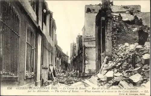 Ak Reims Marne, Le Crime de Reims, Rue de la Grue, bombardee et incendiee par les ALlemands, 1914