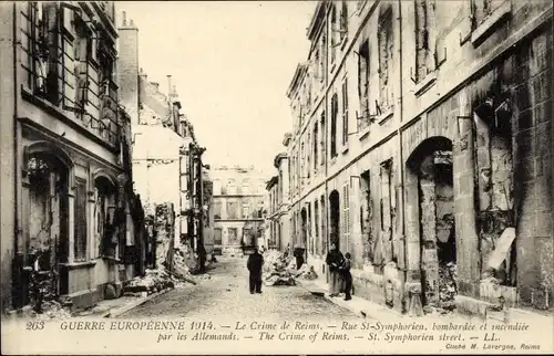 Ak Reims Marne, Le Crime de Reims, Rue St-Symphorien, bombardee et incendiee par les Allemands, 1914