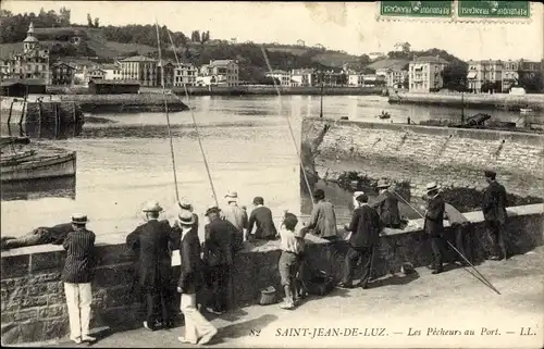 Ak Saint Jean de Luz Pyrénées Atlantiques, Les Pecheurs au Port