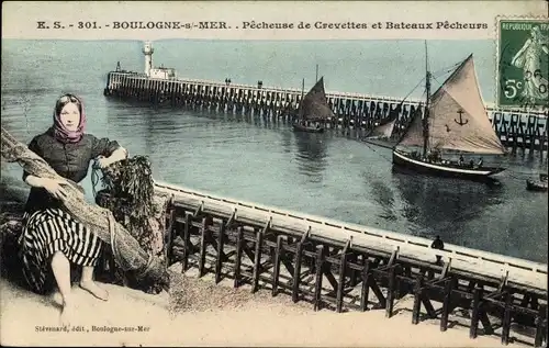 Ak Boulogne sur Mer Pas de Calais, Pecheuse de Crevettes et Bateaux Pechers