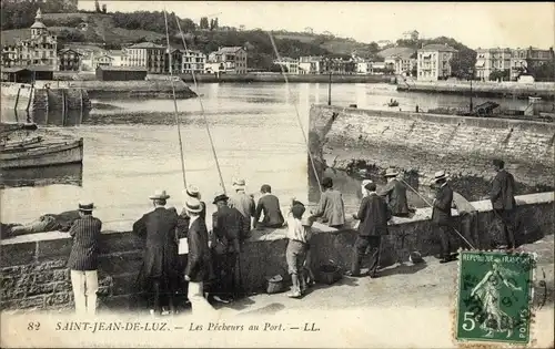 Ak Saint Jean de Luz Pyrénées Atlantiques, Les Pecheurs au Port