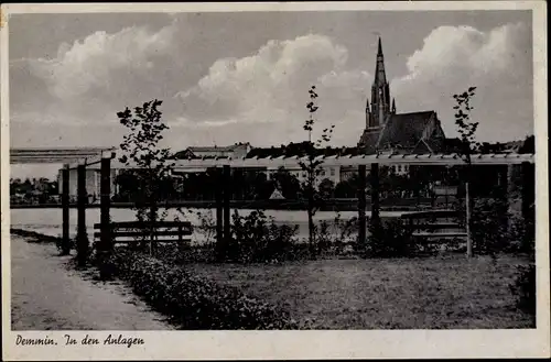 Ak Demmin in Vorpommern, In den Anlagen, Schwanenteich, Kirche