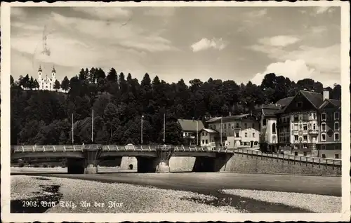 Ak Bad Tölz in Oberbayern, an der Isar, Brücke