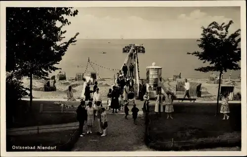 Ak Ostseebad Niendorf Timmendorfer Strand, Seebrücke, Litfaßsäule