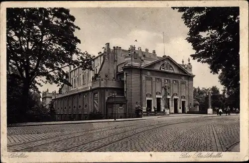 Ak Görlitz in der Lausitz, Die Stadthalle, Straßenbahnschienen, Straßenansicht